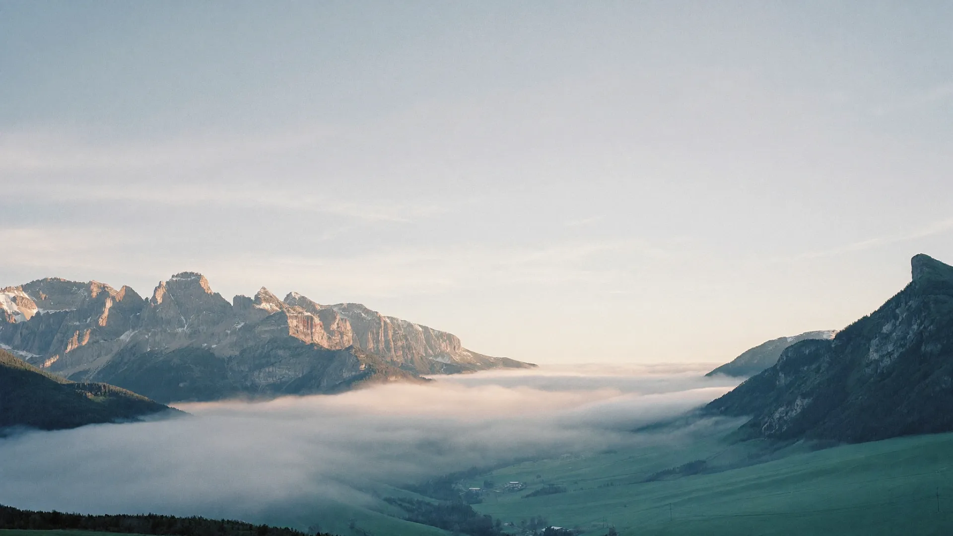 Morgennebel über einem Tal in den Allgäuer Alpen